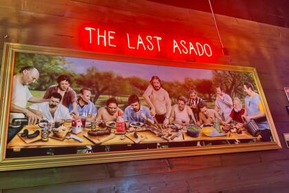 El "asado" de Marcos López (quien ha recopilado los usos desviados de su obra) aparece en Chimichurri, un grill de Houston que reproduce su creación como arte decorativo