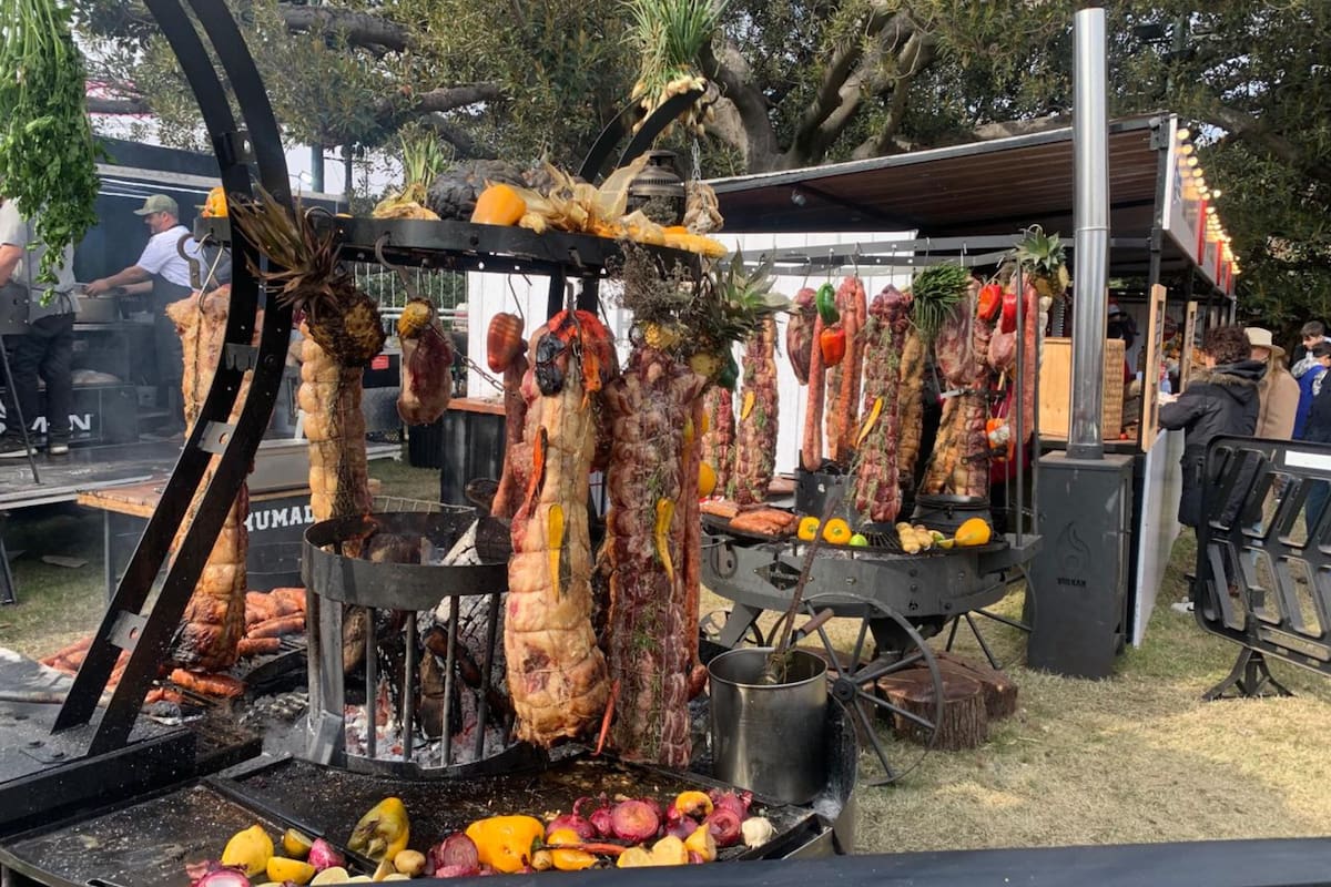 El asador al aire libre es una de las atracciones gastronómicas de la Exposición Rural de Palermo