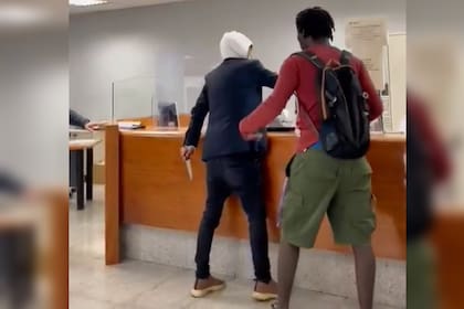 El asaltante tenía un cuchillo (Captura video)