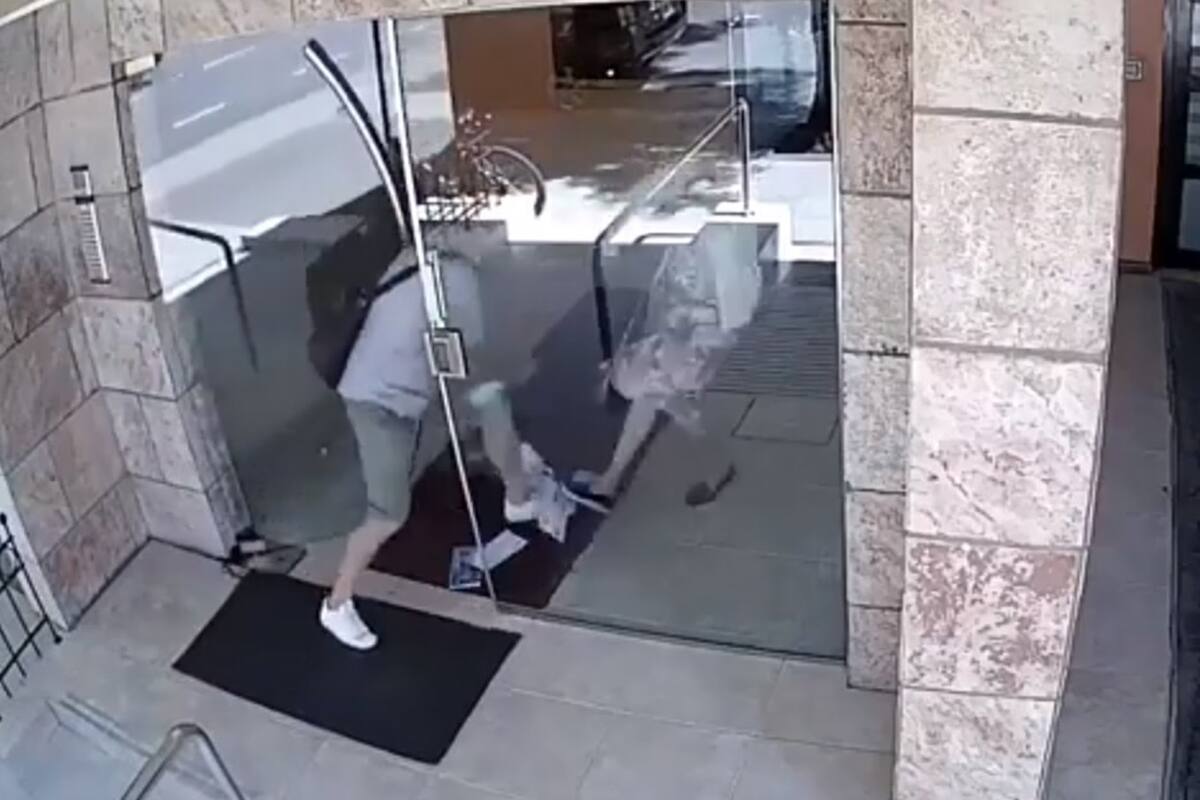 El asalto quedó registrado en las cámaras de seguridad