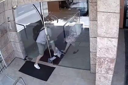 El asalto quedó registrado en las cámaras de seguridad