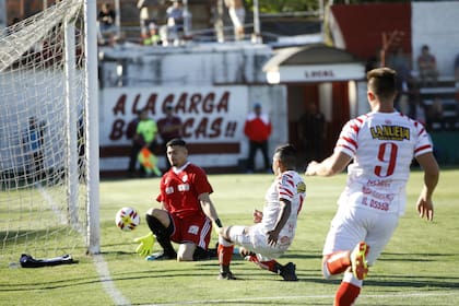 El ascenso de Barracas Central a la B Nacional (aquí, frente a Riestra) se dio siete fechas antes del final del certamen