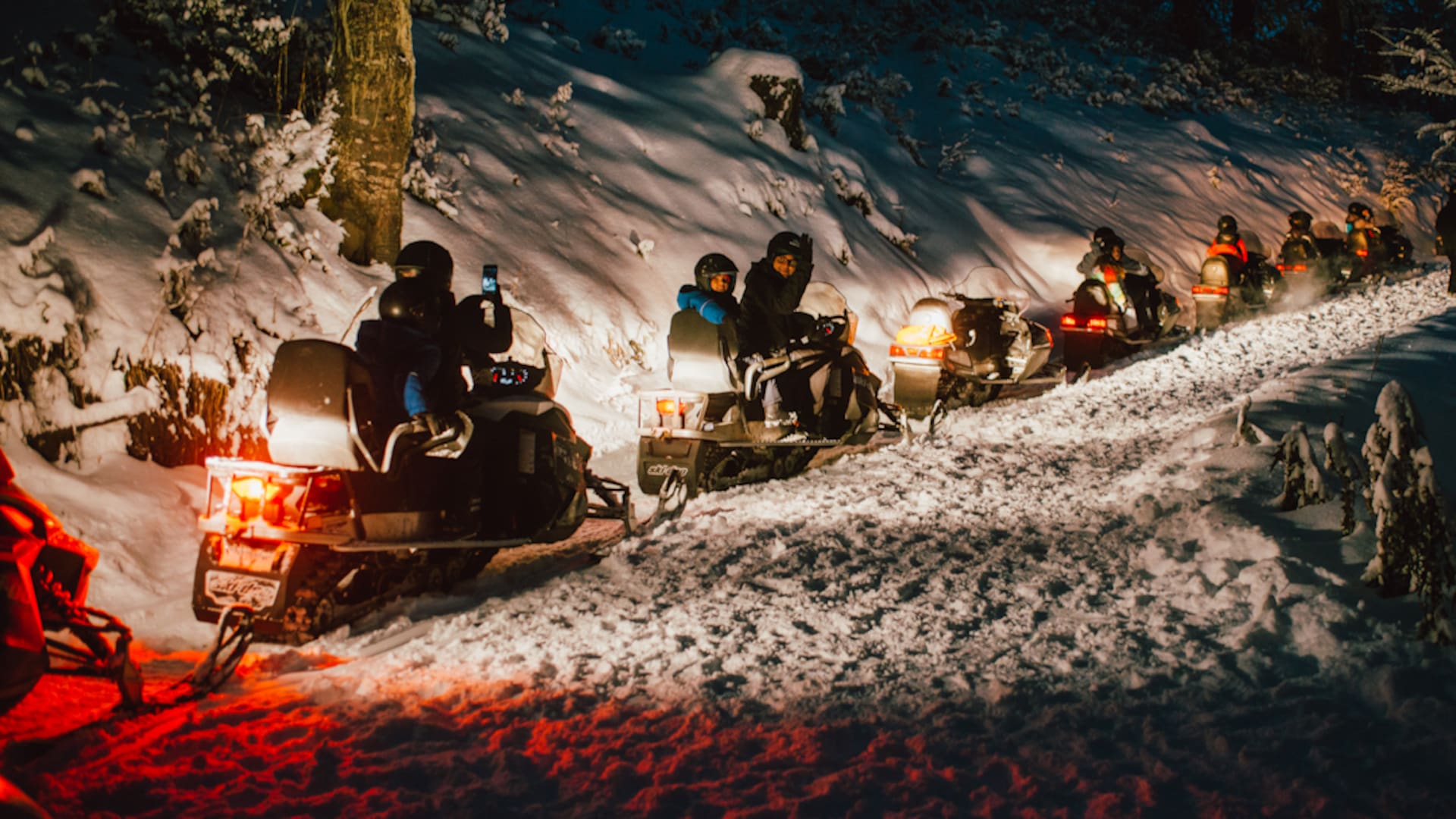 El ascenso en motos de nieve hasta El Refugio, el restaurante escondido en la montaña y con increíbles vistas panorámicas