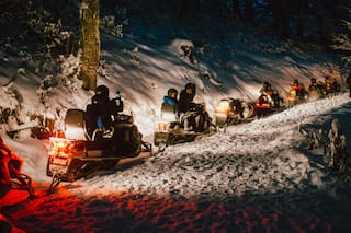 Cómo es la exclusiva cena de 15.000 pesos a la que se llega en moto de nieve