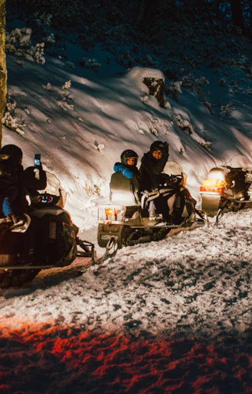 El ascenso en motos de nieve hasta El Refugio, el restaurante escondido en la montaña y con increíbles vistas panorámicas