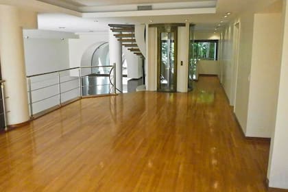 El ascensor conecta todos los niveles de la casa, integrando funcionalidad y diseño