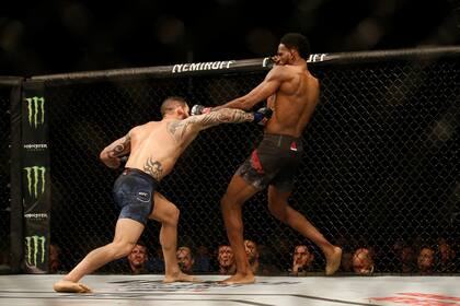 El asedio sobre Magny fue constante durante toda la pelea