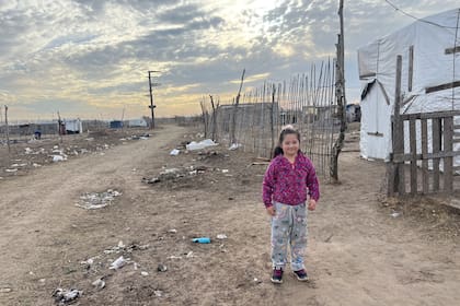 El asentamiento crece: todos los días se levantan nuevos ranchos de nylon y palos