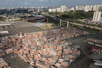 El asentamiento Douglas Rodrigues está ubicado junto a Marginal Tietê, en el norte de Sao Paulo