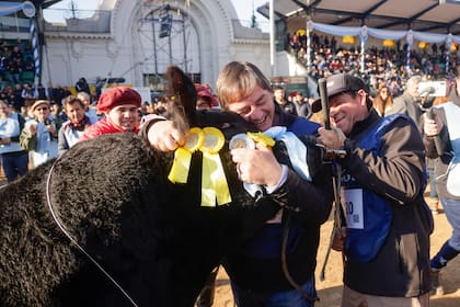 El asesor Juan García, muy emocionado tras recibir el premio mayor de la raza Angus