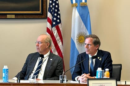 El asesor legal del Departamento de Estado, Reed Rubinstein, y el embajador argentino, Alec Oxenford.