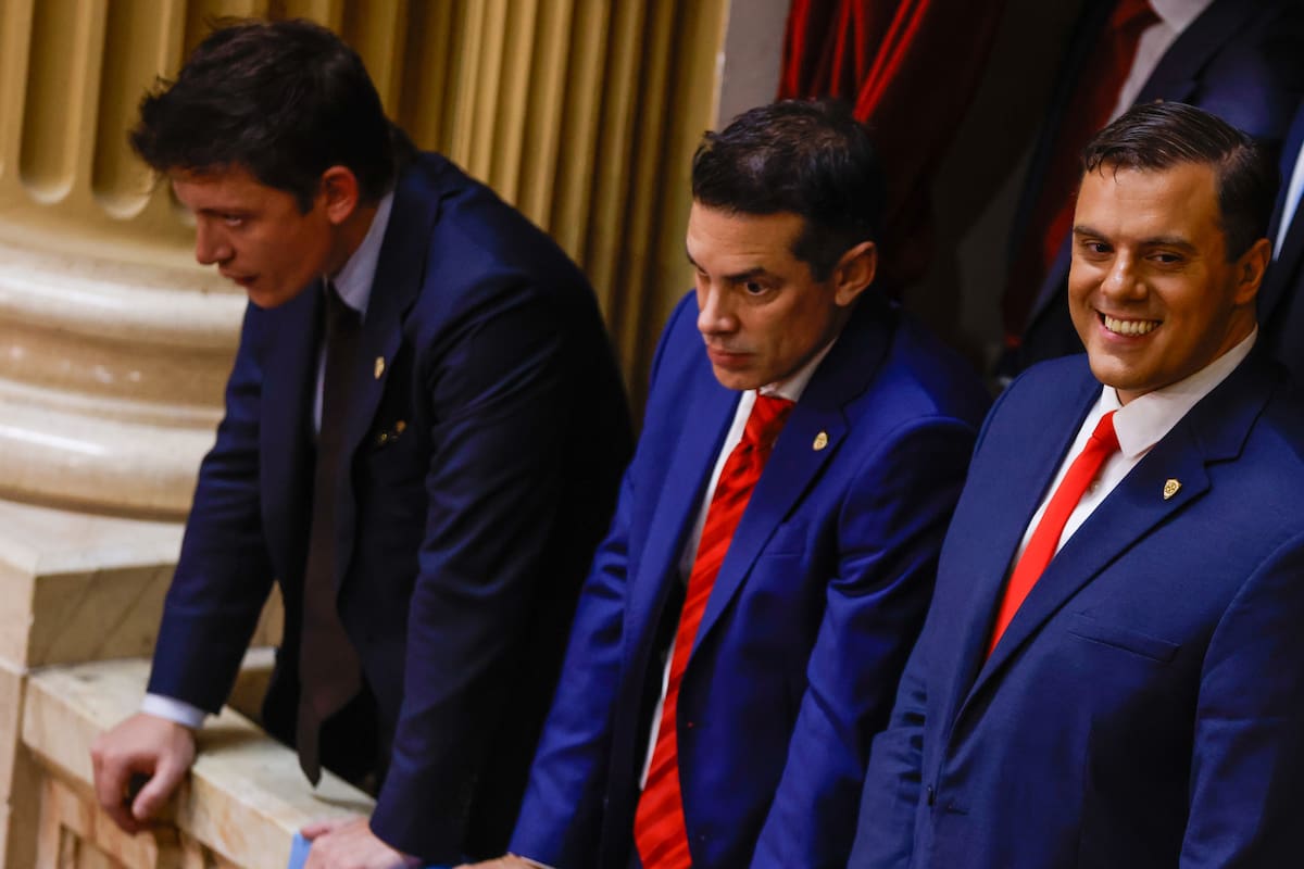El Asesor presidencial, Santiago Caputo, en los balcones del recinto, lo acompaña Sebastián Amerio (viceministro de Justicia) y el "Gordo Dan", Daniel Parisini