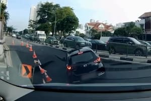 El asfalto se abrió y el auto cayó dentro del pozo