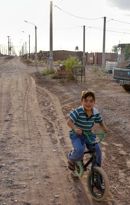 El asfalto y la construcción de veredas es una cuenta pendiente en Añelo