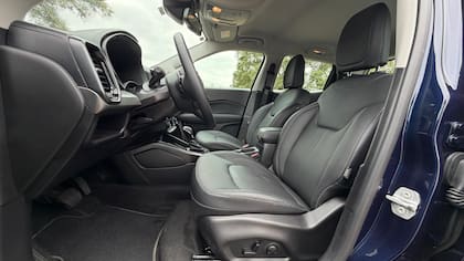 El asiento del conductor cuenta con regulación eléctrica