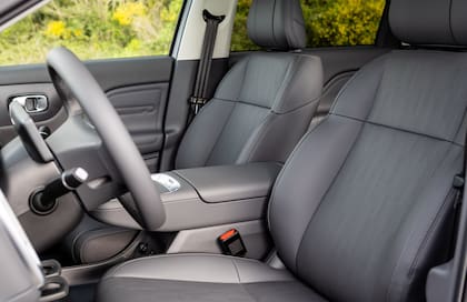 El asiento del conductor ofrece ajuste eléctrico de seis posiciones y ventilación (el del acompañante cuenta con cuatro)