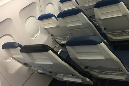 El asiento del medio se ubica un poco más atrás y con una altura diferente respecto a las butacas laterales