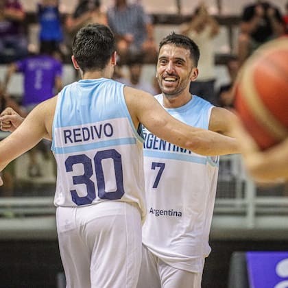El asistidor y el del triple decisivo. Campazzo abraza a Redivo tras el gran triunfo del seleccionado argentino de básquetbol ante Venezuela