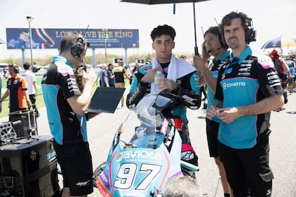 El Aspar Team aprovechó la bandera roja para cambiar el neumático trasero y Marco Morelli ensayó un sprint para saltar del séptimo al segundo puesto en el clasificador