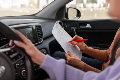El aspirante a conseguir la licencia de conducir deberá estar acompañado de un conductor con licencia, mayor de 21 años de edad y que tenga al menos un año de experiencia al volante para realizar este examen