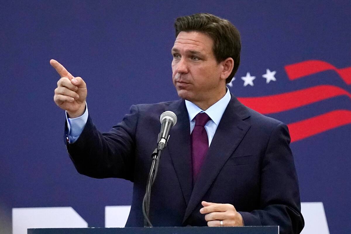 El aspirante presidencial republicano Ron DeSantis apunta durante un acto de campaña, el lunes 31 de julio de 2023, en Rochester, Nueva Hampshire (AP Foto/Charles Krupa)