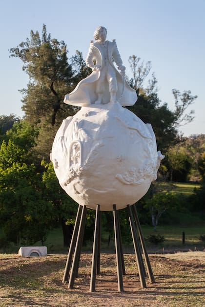El asteroide B 612 y el Principito, según la artista paranaense Amanda Mayor.