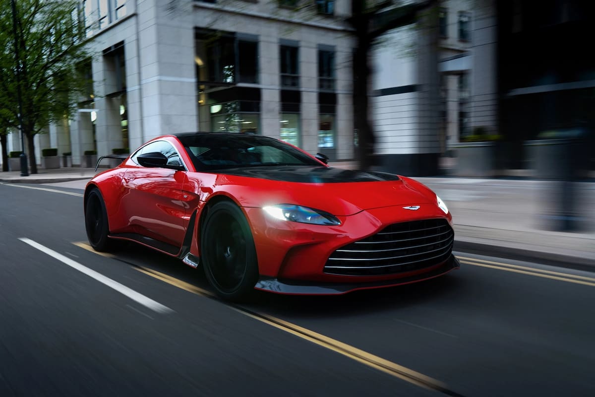 El Aston Martin Vantage V12 luce un diseño elegante y moderno, como todos los modelos de la marca inglesa