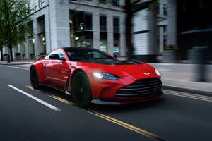 El Aston Martin Vantage V12 luce un diseño elegante y moderno, como todos los modelos de la marca inglesa