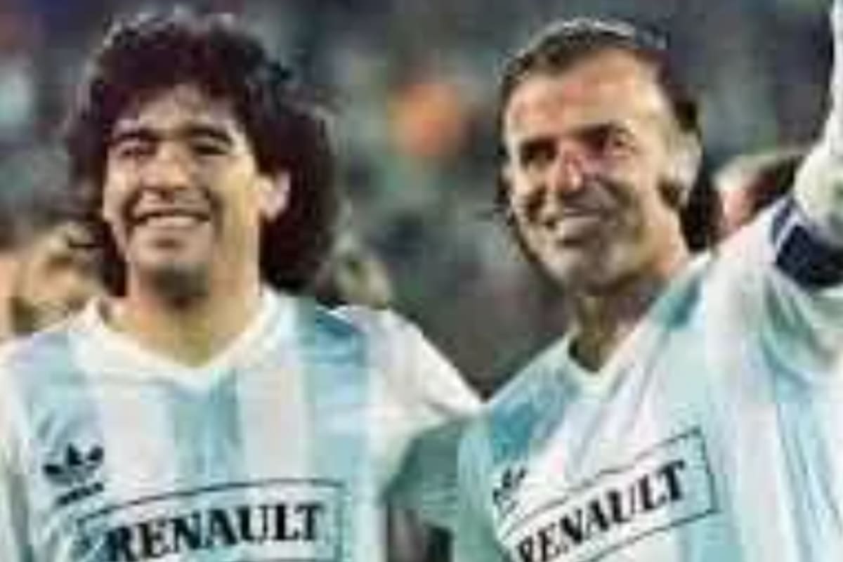 El astro argentino con el expresidente, en un partido benéfico de 1989