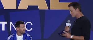 Messi recibió una pregunta en inglés de Tom Brady y Dibu Martínez tuvo que hacer de traductor