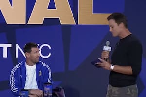 Messi recibió una pregunta en inglés de Tom Brady y Dibu Martínez tuvo que hacer de traductor