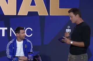 Messi recibió una pregunta en inglés de Tom Brady y Dibu Martínez tuvo que hacer de traductor