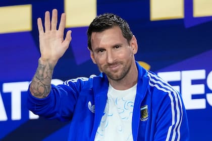 El astro argentino Lionel Messi saluda durante el Fanatics Fest previo a la final del Mundial entre Argentina y España, el viernes 17 de julio de 2026, en Nueva York. (AP Foto/Frank Franklin II)