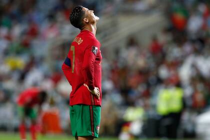 El astro de Portugal Cristiano Ronaldo reacciona durante un partido eliminatorio para la Copa del 
 Mundo 2022 contra la República de Irlanda en el estadio Algarve, en Faro, Portugal, el 1 de septiembre del 2021. (AP Foto/Armando Franca)