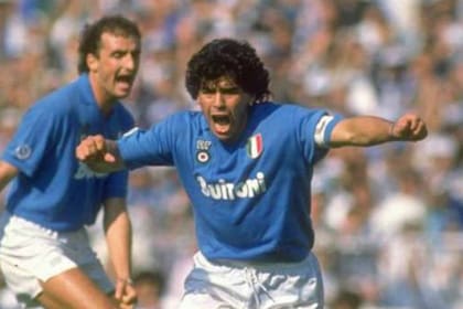 El astro fallecido hoy era ídolo también del Napoli, el humilde equipo del sur italiano donde Diego convirtió unos 115 goles y ganó cinco campeonatos