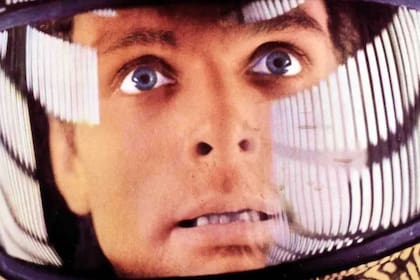 El astronauta David Bowman, interpretado por Keir Dullea, debe enfrentarse a una IA que opera por su propia cuenta