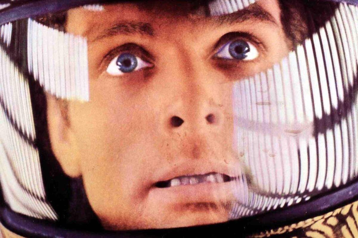 El astronauta David Bowman, interpretado por Keir Dullea, debe enfrentarse a una IA que opera por su propia cuenta.