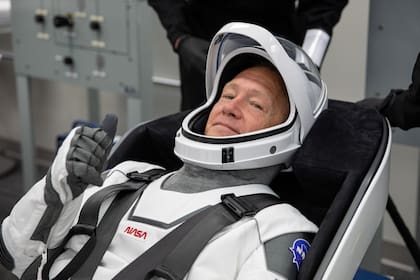 El astronauta Douglas Hurley en una prueba con su traje espacial previa al lanzamiento