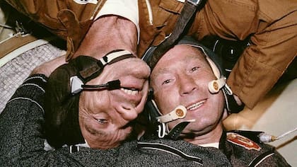 El astronauta estadounidense Donald K. Slayton y el cosmonauta soviético Aleksey A. Leonov en el módulo orbital Soyuz durante la misión de acoplamiento Apolo-Soyuz el 17 de julio de 1975 (Foto: NASA)