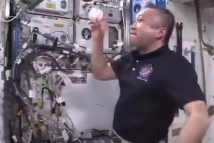 El astronauta Koichi Wakata disputó un juego de béisbol él solo en el espacio