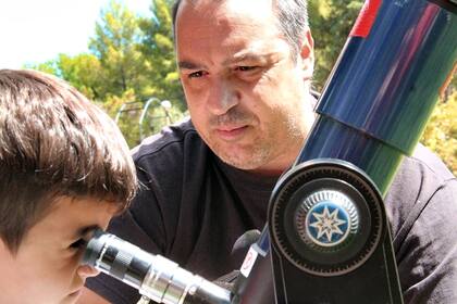 El astrónomo Denis Martínez está radicado en la localidad rionegrina de Las Grutas