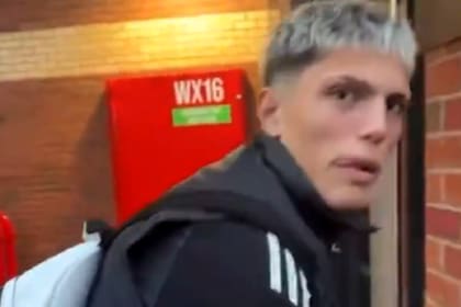 El atacante argentino del Manchester United, Alejandro Garnacho, se cruzó con un fanático en la previa del partido ante PAOK por Europa League