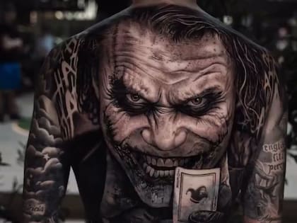 El atacante de Chelsea compartió el diseño de su pieza de espalda con un video en redes sociales