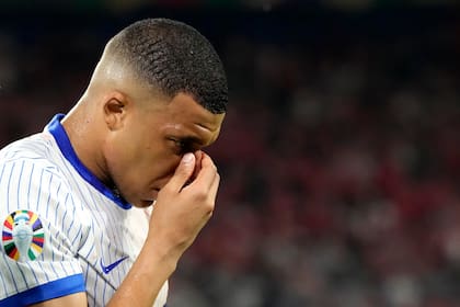 El atacante francés Kylian Mbappé en el piso con la nariz sangrando al ser amonestado en el partido contra Austria por el Grupo D de la Eurocopa, el lunes 17 de junio de 2024. (AP Foto/Andreea Alexandru)