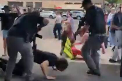 El atacante fue reducido y quedó detenido por la policía local