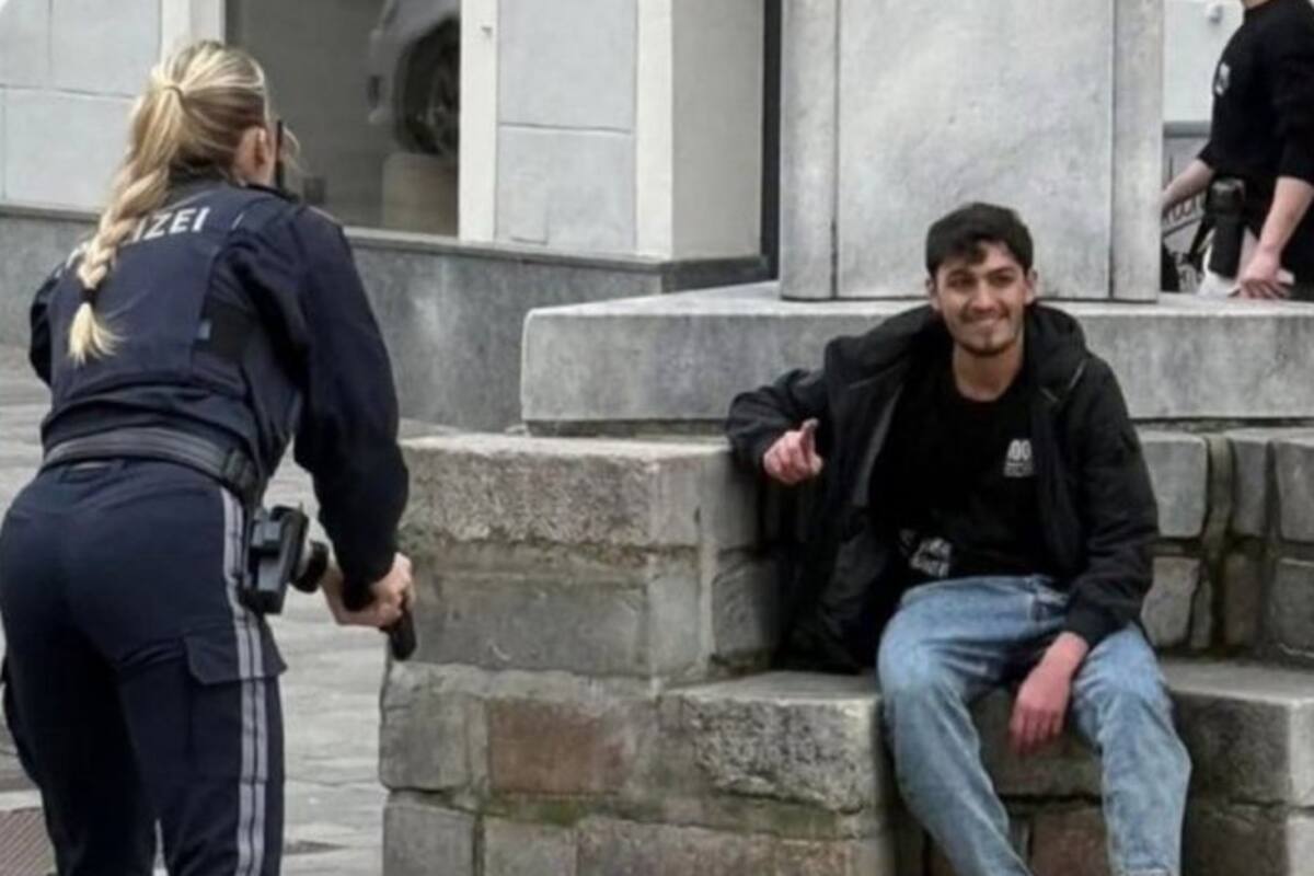 El atacante sirio, sonriente al momento de ser detenido en Austria