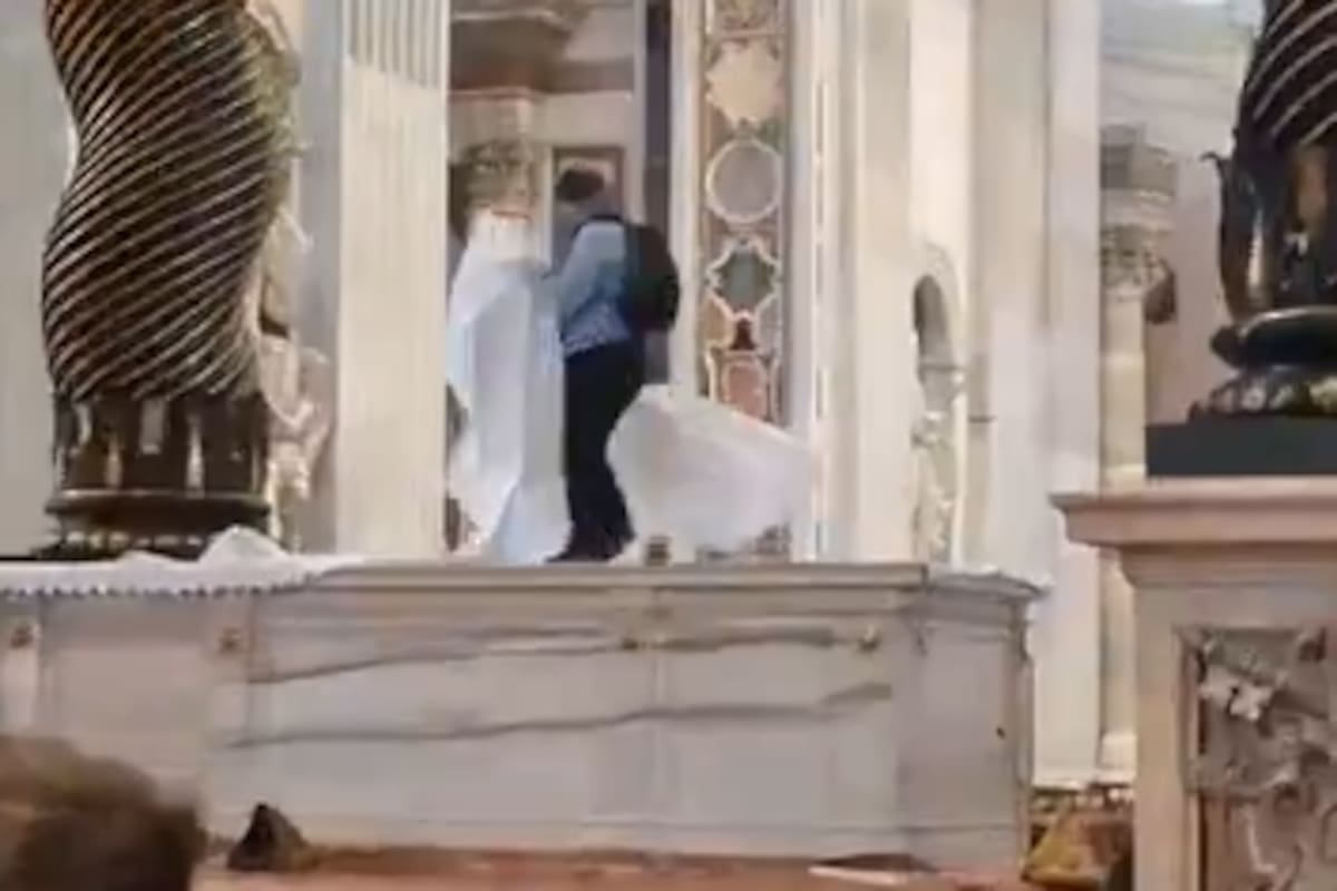 El atacante subido al altar principal