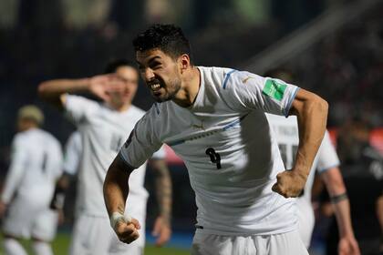 El atacante uruguayo Luis Suárez celebra tras anotar el primer gol en el partido contra Paraguay en las eliminatorias del Mundial, el jueves 27 de enero de 2022, en Asunción. (AP Foto/Jorge Sáenz)