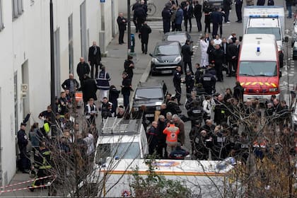 El ataque a la redacción de la revista Charlie Hebdo dejó un saldo de más de diez muertos