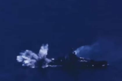 El ataque a un acorazado filmado desde el aire es una de las secuencias de la guerra en el Pacífico que un laboratorio remasterizó para que se vean con una alta calidad